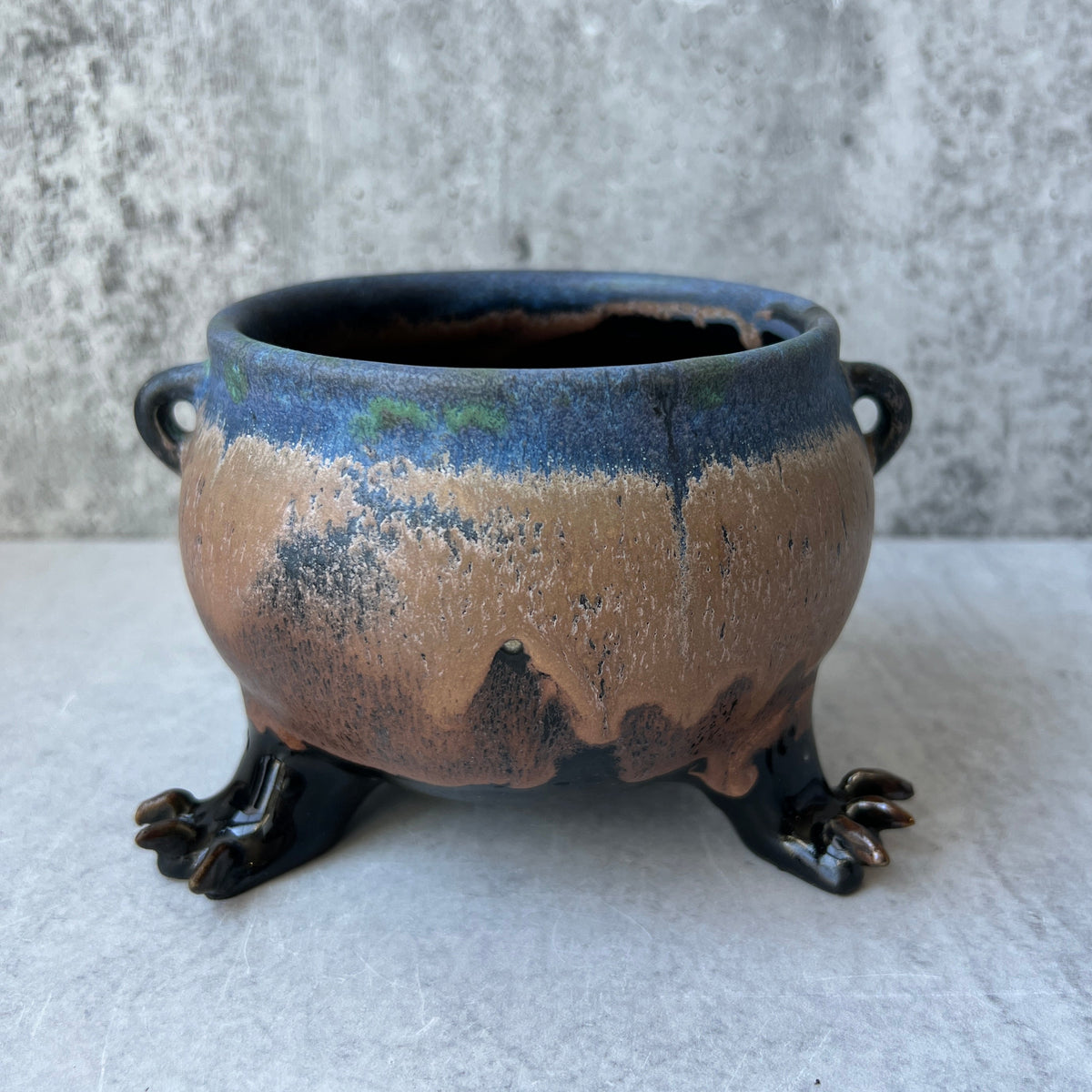 Cauldron Bowl Matte With Claws